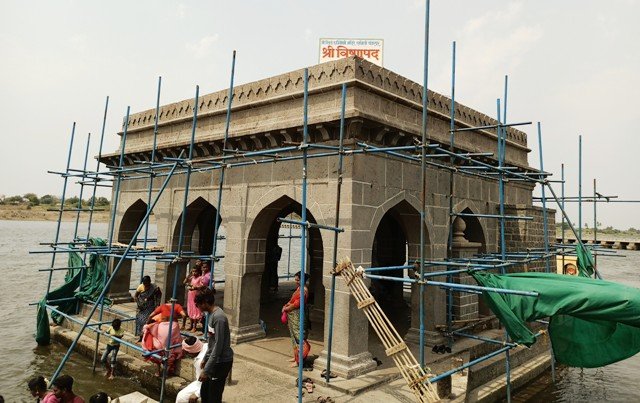 Pandharpur : పండరిపురం ఎలా వెళ్లాలి ? ఏం చూడాలి ? ఎక్కడ ఉండాలి ? 7 ఆలయాల దర్శనం 9 Sri Vishnupad Temple, Pandharpur