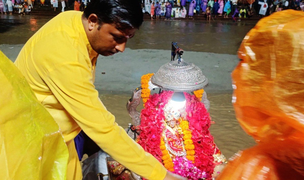 Har Ki Pauri At Haridwar : శ్రీహరి పాదాలు మోపిన హరిద్వార్లోని హరికి పౌరీ ఘాట్ విశిష్టతలు 5 ganga mata puja at har ki pauri in haridwar