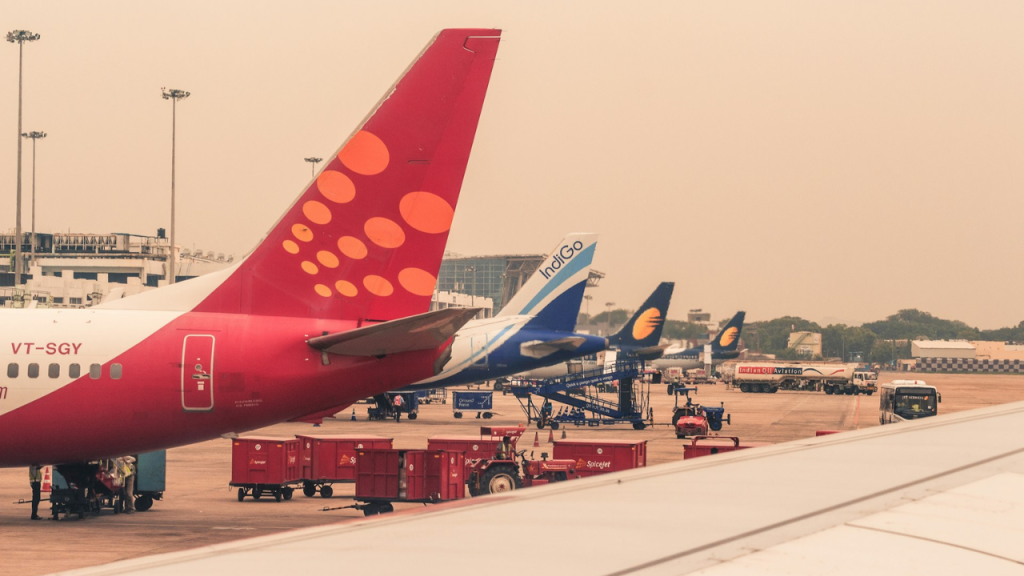Airfare Hike : పండుగల సీజన్లో విమానయాన సంస్థలకు డీజీసీఏ కఠిన ఆదేశాలు.. ఇంతకీ ఏమైందంటే ? 2 Government Intervenes to Rationalize Airfares for Prayagraj Flights Amid Kumbh Mela Surge