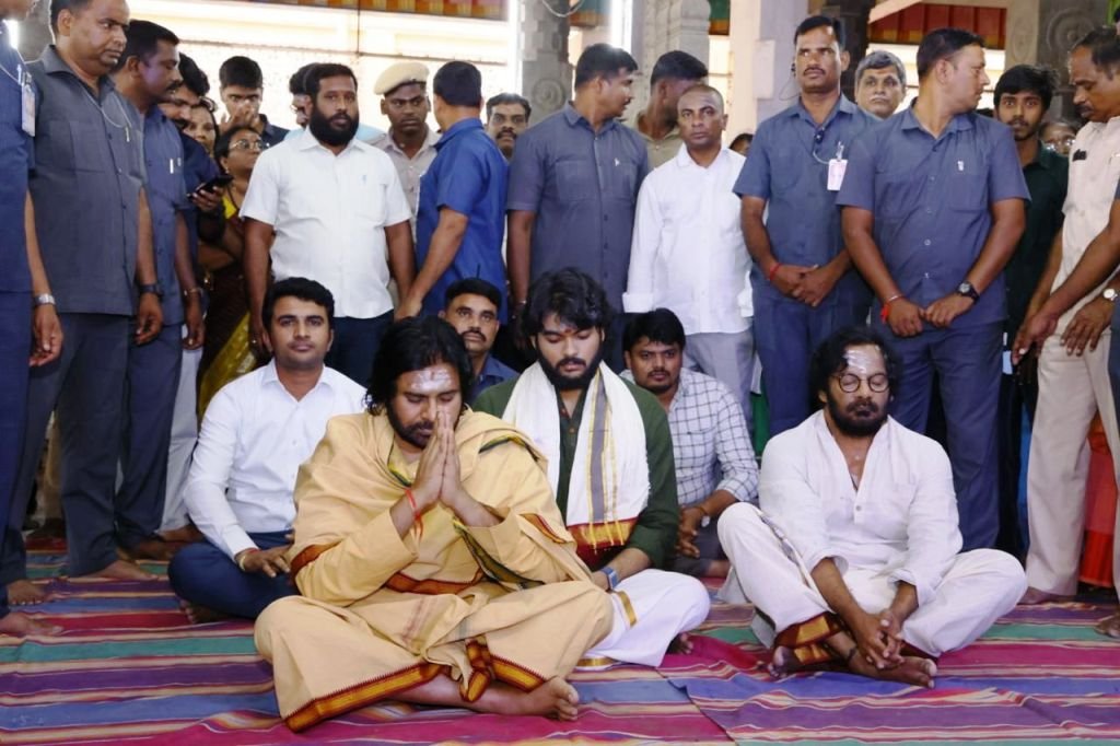 Pawan Kalyan In Swamy Malai Temple Tamilnadu (3)