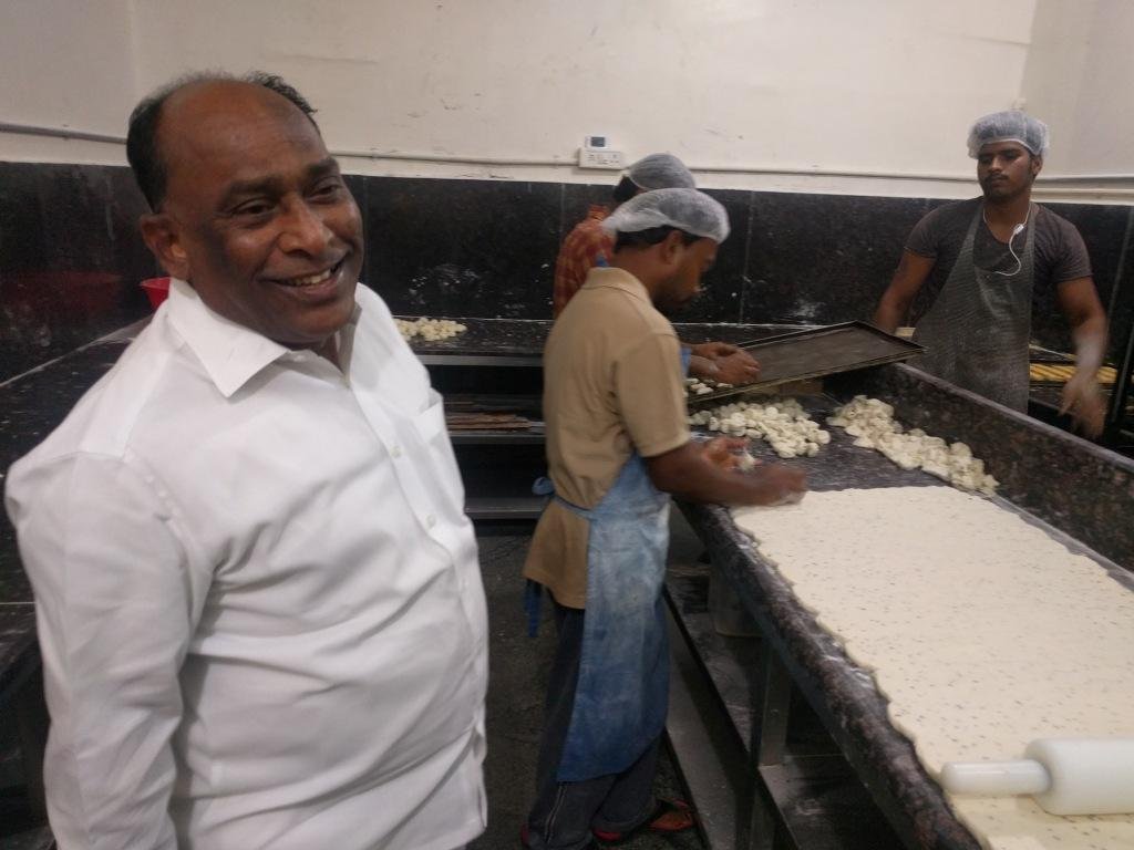 క్లీనర్ నుంచి భారత్లోనే అతిపెద్ద టీ కేఫ్ పెట్టేవరకు కేఫ్ నీలోఫర్ ఫౌండర్ కథ | Hitech City Cafe Niloufer 6 Success Story Of Cafe Niloufer (1)