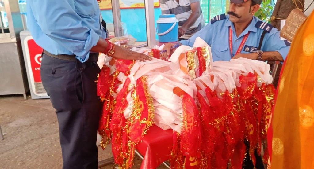 హరిద్వార్లోని అతి పవిత్రమైన మా చండి దేవి ఆలయం | Maa Chandi Devi Temple 6 Maa Chandi Devi Temple Haridwar Prasad Counter