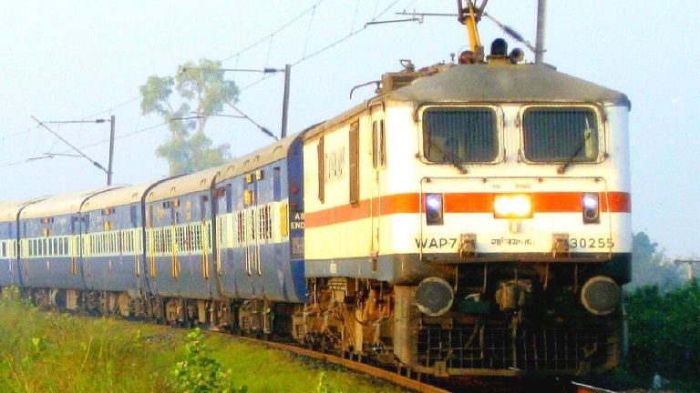 Train Toilets:ట్రైనల్లో టాయిలెట్స్ ఎందుకు పెట్టారో తెలుసా ? ఈ కథ తెలియకుండా వాటిని వాడొద్దు సుమా !