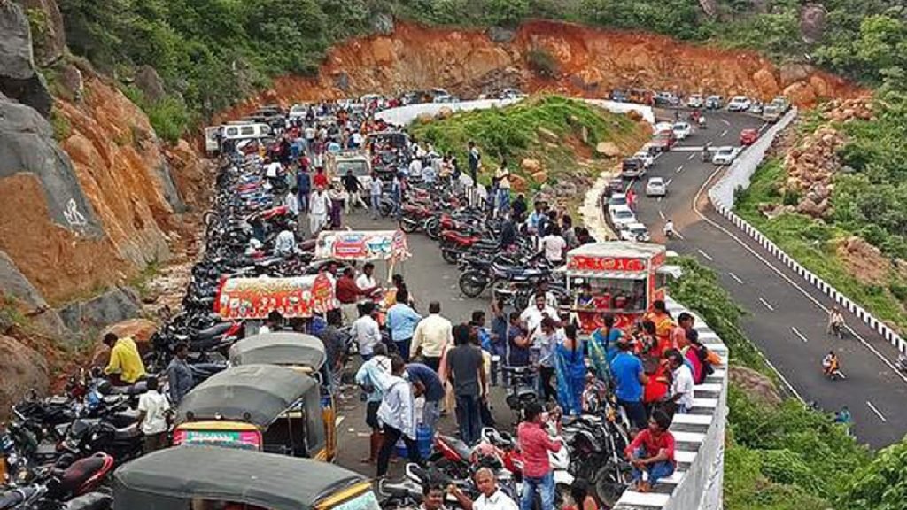 Kondaveedu Fort: అమరావతికి దగ్గరలో డేంజర్ రూట్..ఆ ఒక్క మలుపు దాటితే అంతా అద్భుతమే 2 Prayanikudu