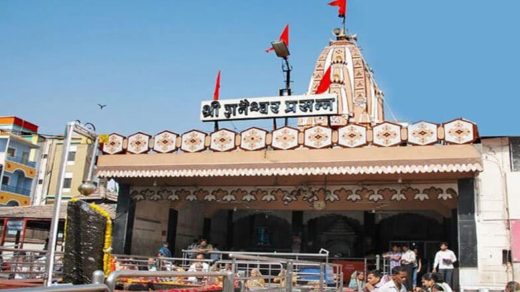 Shani Shingnapur : శని శింగనాపూర్ ట్రస్ట్ సంచలన నిర్ణయం.. 167 మంది ఉద్యోగులకు ఉద్వాసన! 2 Prayanikudu