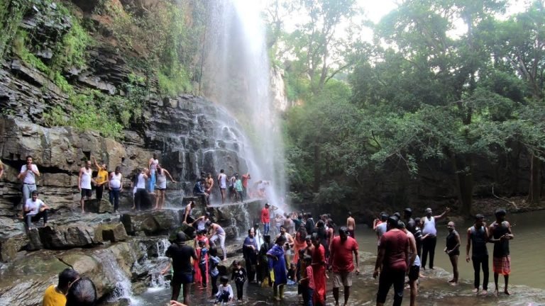Tourist Spot : వానాకాలంలో ప్రకృతి అందాలు.. హైదరాబాద్‌కు 4 గంటల్లో చేరుకునే అద్భుత జలపాతమిదే