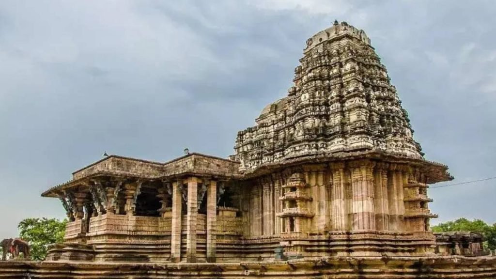 Monsoon Travel : వానా కాలంలో తెలంగాణ కోటలు, గుళ్ళు చూస్తే మతిపోతుంది..తప్పకుండా చూడాల్సిన ప్లేసులివే! 2 Prayanikudu