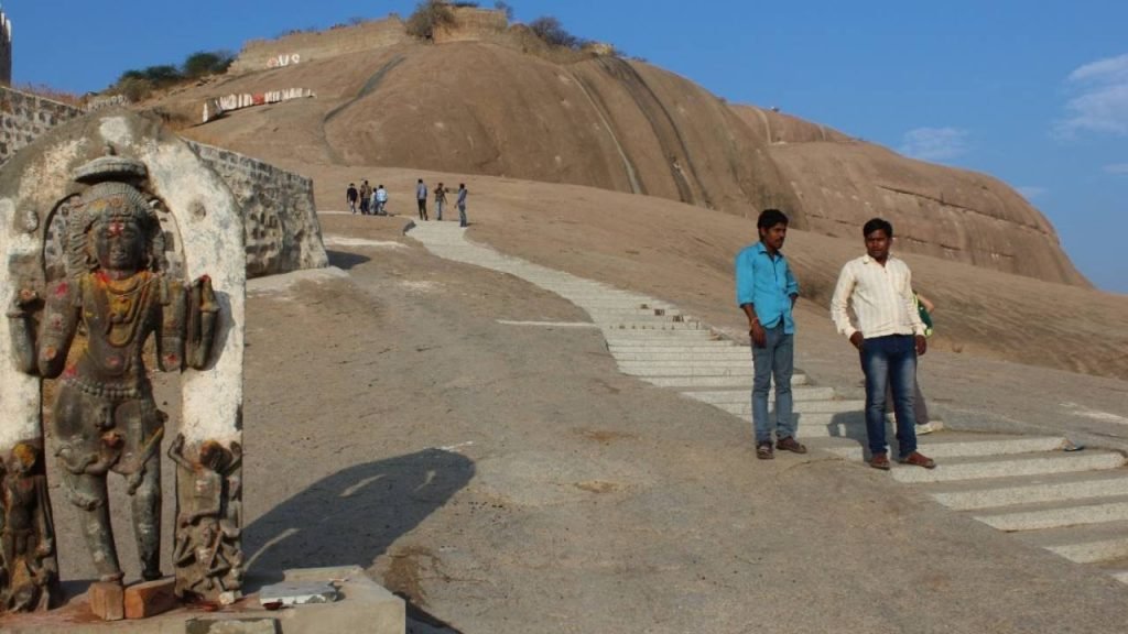 Monsoon Travel : వానా కాలంలో తెలంగాణ కోటలు, గుళ్ళు చూస్తే మతిపోతుంది..తప్పకుండా చూడాల్సిన ప్లేసులివే! 3 Prayanikudu