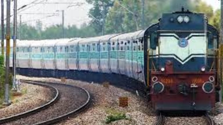Railway Rules : రైలు ప్రయాణంలో సమస్యలా? మీ టికెట్ డబ్బులు వెనక్కి పొందండిలా!