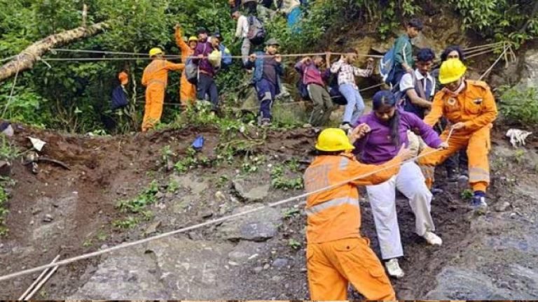 Char Dham Yatra : విషాదం..కొండచరియలు విరిగిపడి ఇద్దరు మృతి ఏడుగురు గల్లంతు..ఛార్‌ధామ్ యాత్రకు బ్రేక్