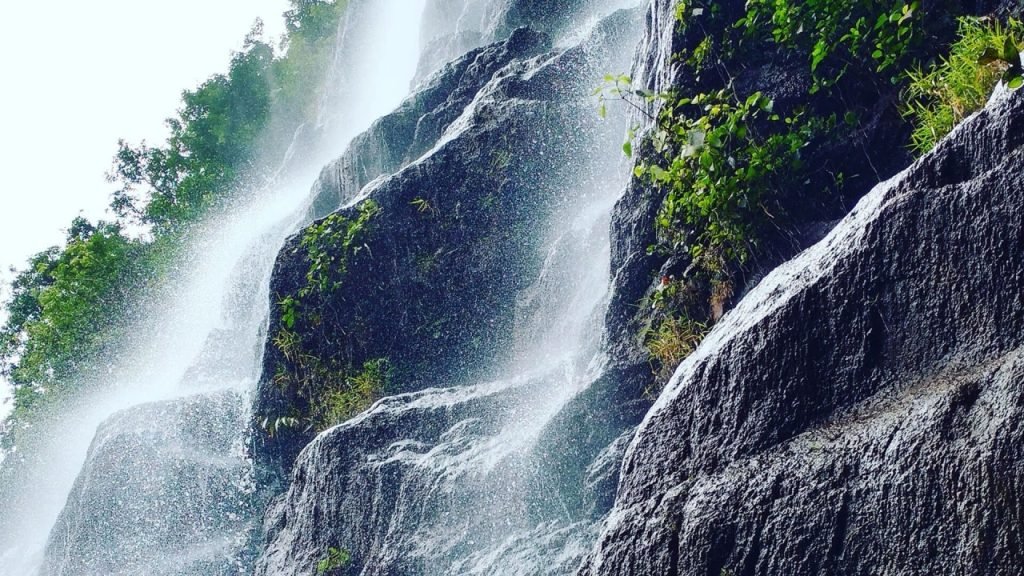 Telangana Tourism : ఒకే చోట మూడు జలపాతాలు.. తెలంగాణ స్విట్జర్లాండ్ ఇక్కడే.. చూసి తీరాల్సిందే 2 Prayanikudu