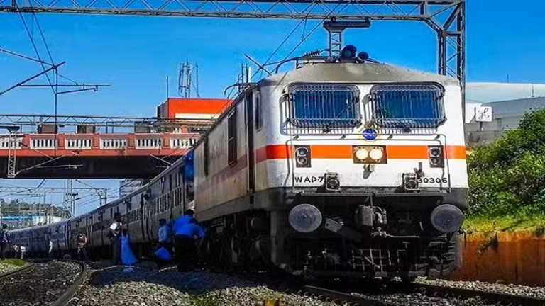 Train Ticket : ట్రైన్ టికెట్ ఇంట్లో వాళ్లకి ఇచ్చారా? జాగ్రత్త.. జైలుకెళ్లడం పక్కా.. రైల్వే రూల్స్ బ్రేక్ చేస్తే అంతే సంగతులు