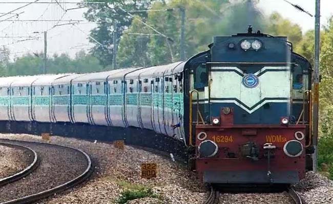 Indian Railways : రైల్వే ప్రయాణికులకు గుడ్ న్యూస్.. బెర్తులు ఖాళీగా ఉంటే ఉప్ గ్రేడ్ ఖాయం! 2 Prayanikudu