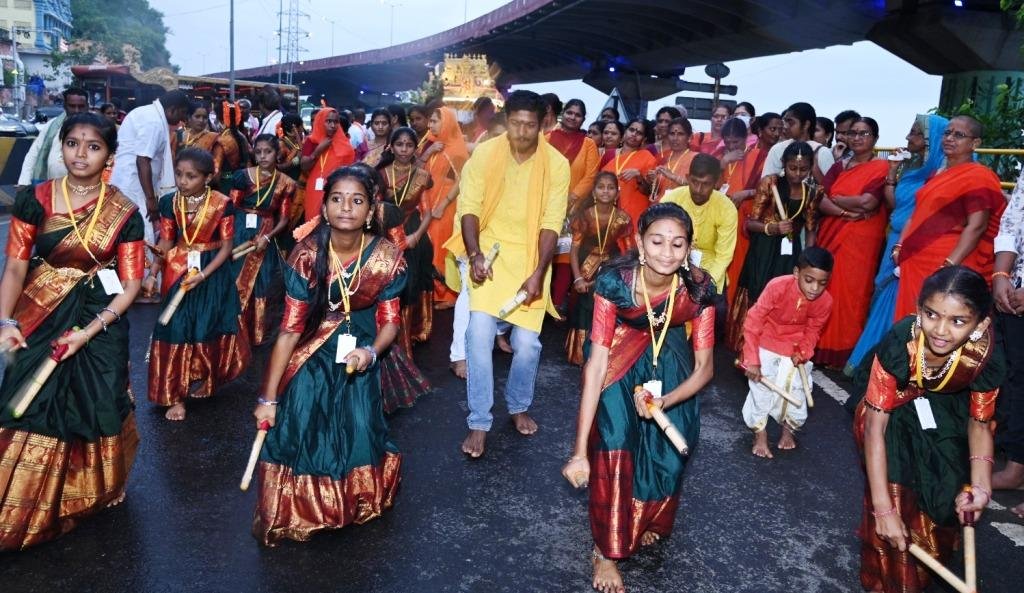 Indrakeeladri Giri Pradakshina : భక్తి, ఉత్సాహల కలబోతతో సాగిన ఇంద్ర కీలాద్రి గిరి ప్రదక్షిణ 4 Indra keeladri Giri Pradakshina (2)