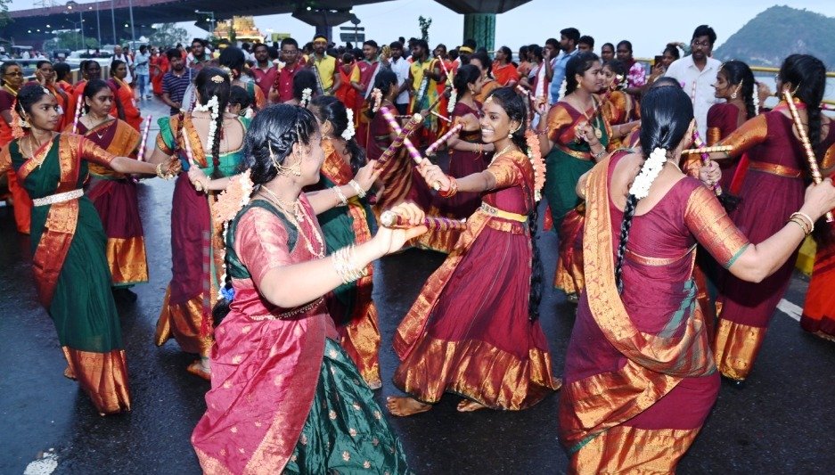 Indrakeeladri Giri Pradakshina : భక్తి, ఉత్సాహల కలబోతతో సాగిన ఇంద్ర కీలాద్రి గిరి ప్రదక్షిణ 5 Indra keeladri Giri Pradakshina (2)