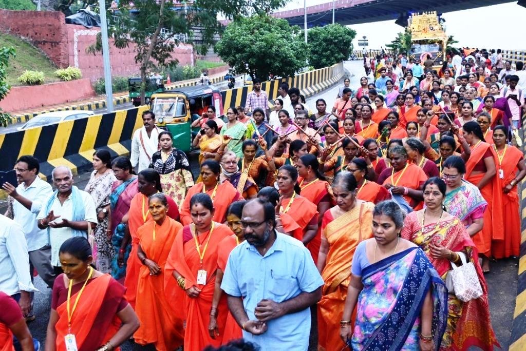 Indrakeeladri Giri Pradakshina : భక్తి, ఉత్సాహల కలబోతతో సాగిన ఇంద్ర కీలాద్రి గిరి ప్రదక్షిణ 2 Indra keeladri Giri Pradakshina (2)