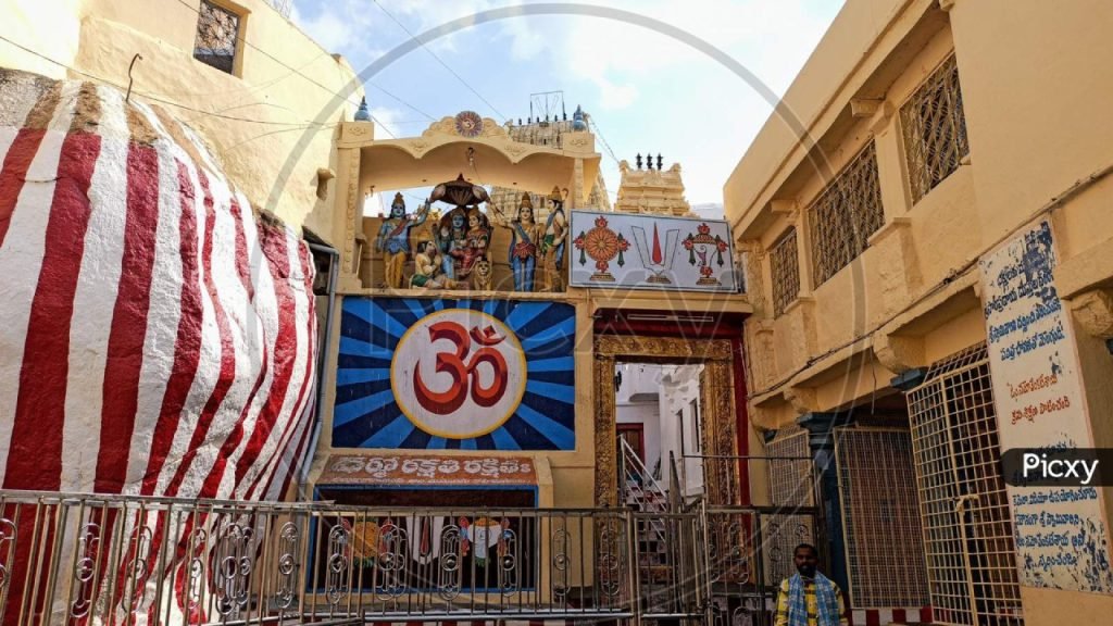 Mahabubnagar : భక్తుల కొంగుబంగారం మన్యంకొండ ఆలయం.. తెలంగాణ తిరుపతిగా ఎలా ప్రసిద్ధి చెందిందంటే ? 2 Prayanikudu