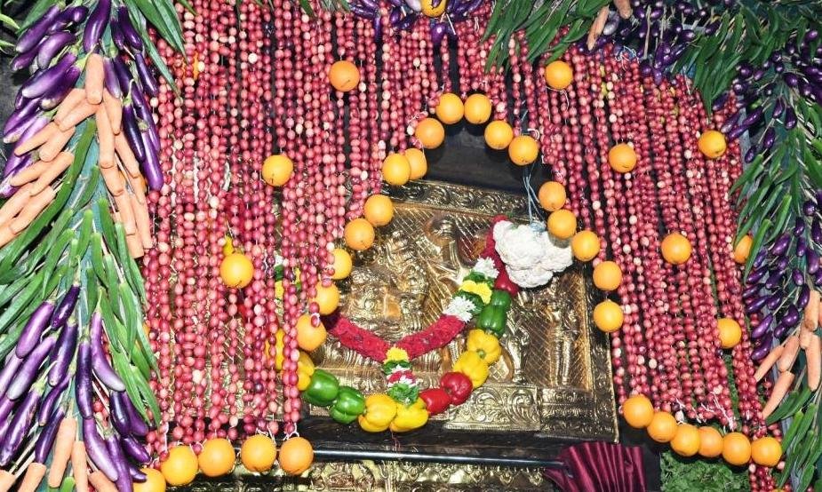 Shakambari Utsavalu Day 2 : శాకాంభరి ఉత్సవాలు.. రెండో రోజు కూడా అదే వైభవం… 2 Prayanikudu