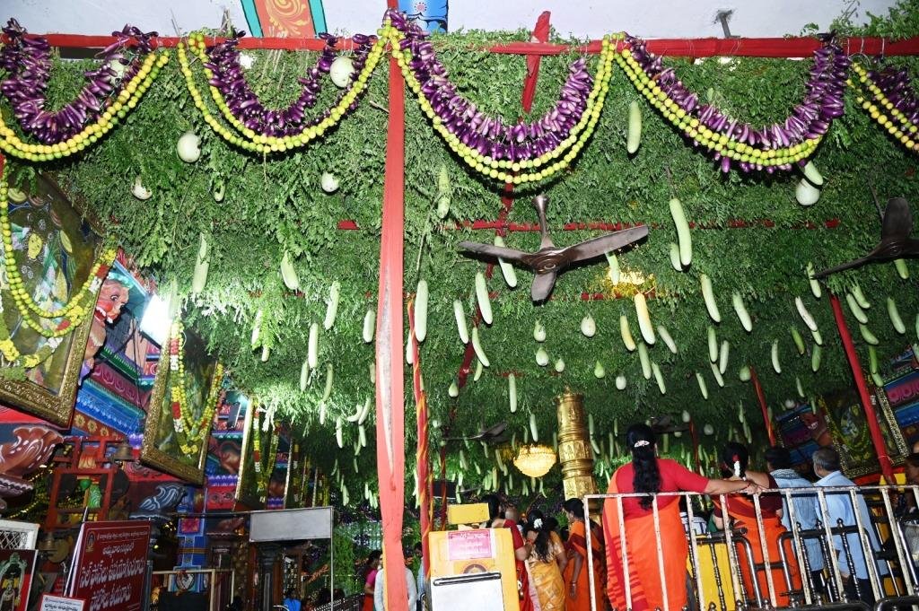 Shakambari Utsavalu Day 2 : శాకాంభరి ఉత్సవాలు.. రెండో రోజు కూడా అదే వైభవం… 4 Prayanikudu
