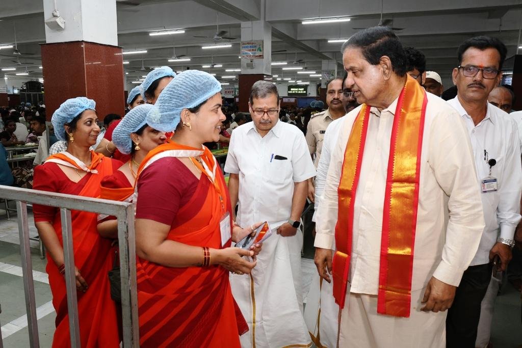 TTD Vada : ఇక రాత్రి భోజనంలో కూడా వడ ప్రసాదం పంపిణి 6 TTD To Serve Tastey Vadas From 11am To 10pm Every Day TTD Vada
