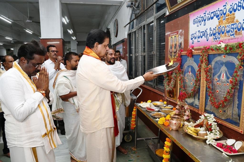 TTD Vada : ఇక రాత్రి భోజనంలో కూడా వడ ప్రసాదం పంపిణి 2 TTD To Serve Tastey Vadas From 11am To 10pm Every Day TTD Vada