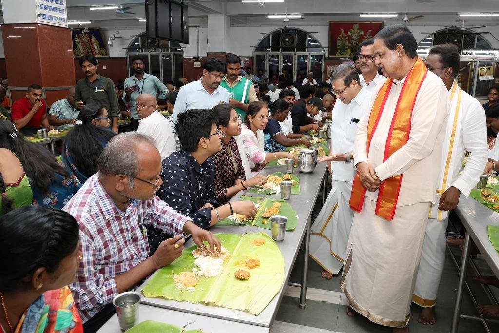 TTD Vada : ఇక రాత్రి భోజనంలో కూడా వడ ప్రసాదం పంపిణి 5 TTD To Serve Tastey Vadas From 11am To 10pm Every Day TTD Vada