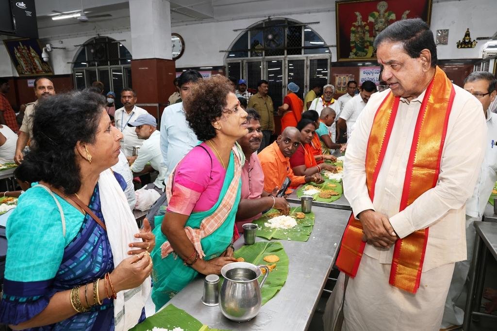 TTD Vada : ఇక రాత్రి భోజనంలో కూడా వడ ప్రసాదం పంపిణి 4 TTD To Serve Tastey Vadas From 11am To 10pm Every Day TTD Vada