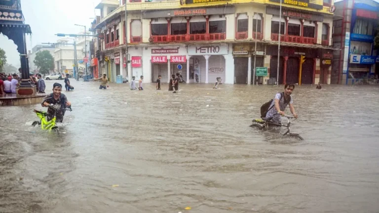 Monsoon Season : మీరెంత సాహసీకులైనా వానాకాలంలో అస్సలు ఈ ప్రాంతాలకు వెళ్లొద్దు.. ఎందుకో తెలుసా ?