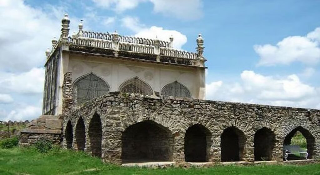 Hidden Hyderabad: కుతుబ్ షాహీ, బ్రిటిష్ కాలం నాటి కళాఖండాలు.. హైదరాబాద్ లో ఈ ప్లేస్ లు తెలుసా? 2 Prayanikudu