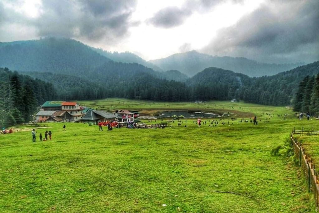 Khajjiar Hill Station : మంచు కొండలు, పచ్చిక బయళ్ళు, అందమైన సరస్సు.. ఇండియాలో మినీ స్విట్జర్లాండ్ 2 Prayanikudu
