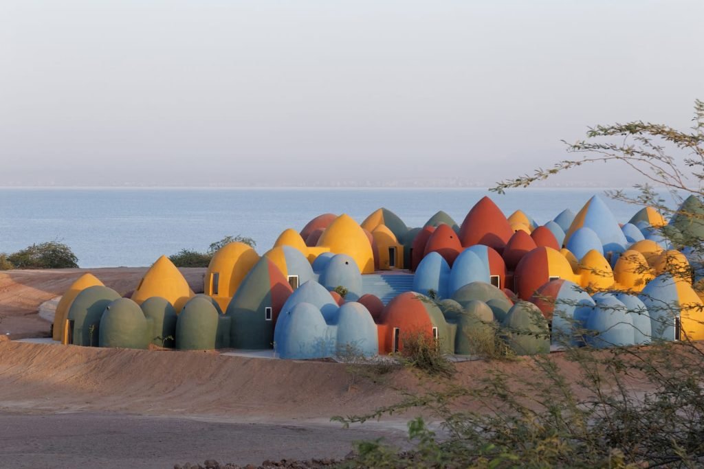 Hormuz Island : వంటల్లో మసాలాలకు బదులు మట్టిని వాడే వింత ద్వీపం ఎక్కడుందో తెలుసా ? 2 Prayanikudu