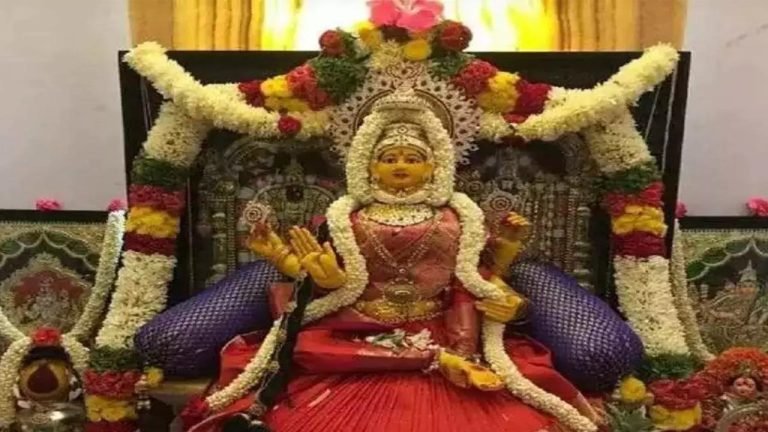 Varalakshmi Vratam: శ్రావణ మాసంలో ఆకుపచ్చ రంగు ఎందుకు ప్రత్యేకం..అమ్మవారికి పచ్చ గాజులే ఎందుకు సమర్పిస్తారు ?