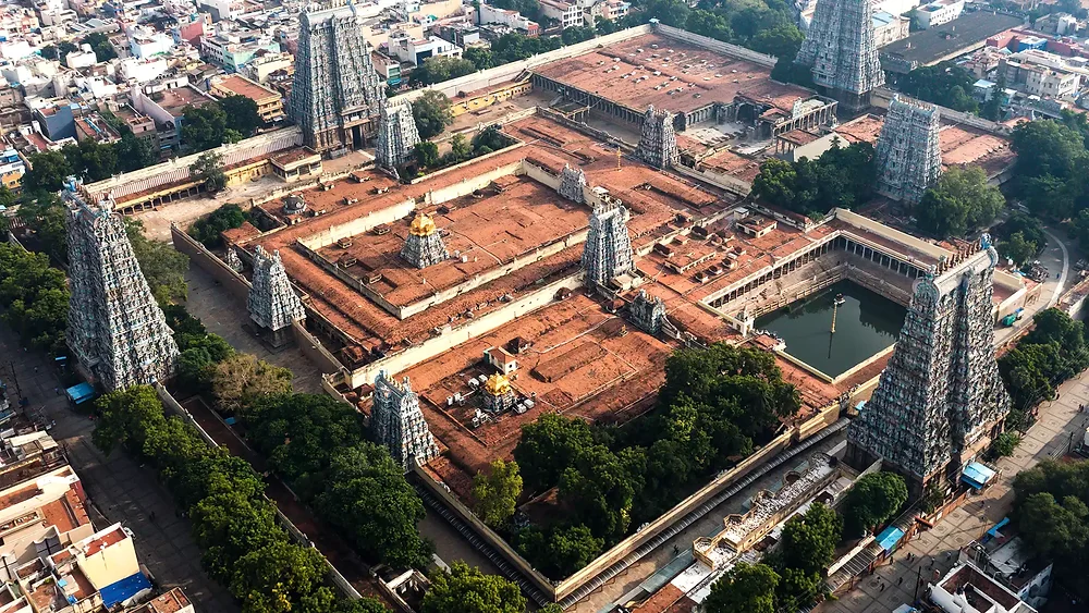 Meenakshi Temple : కోరిన కోర్కెలు తీర్చే మరకతవల్లి.. ఒక్కసారి వెళ్లారంటే ప్రాబ్లమ్స్ అన్నీ పోతాయి 2 Prayanikudu