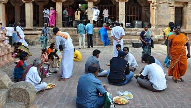 Temple : దేవుడి దర్శనం తర్వాత గుడిలో కాసేపు ఎందుకు కూర్చోవాలి? దీని వెనుక ఉన్న రహస్యం, శాస్త్రీయ కారణం ఇదే! 2 Prayanikudu
