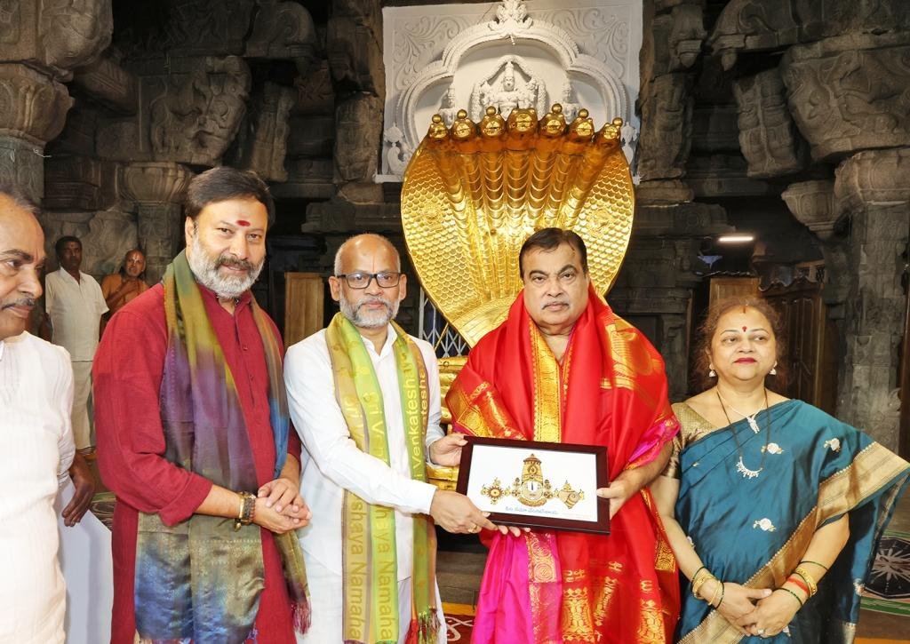Nitin Gadkari : శ్రీవారిని దర్శించుకున్న కేంద్ర మంత్రి నితిన్ గడ్కరి 2 Prayanikudu