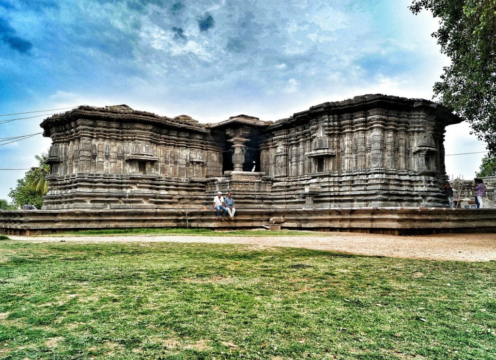 Thousand Pillar Temple : కాకతీయుల అద్భుత కళాఖండం.. వేయి స్తంభాల గుడిని అసలు ఎలా కట్టారో తెలుసా ? 2 Prayanikudu