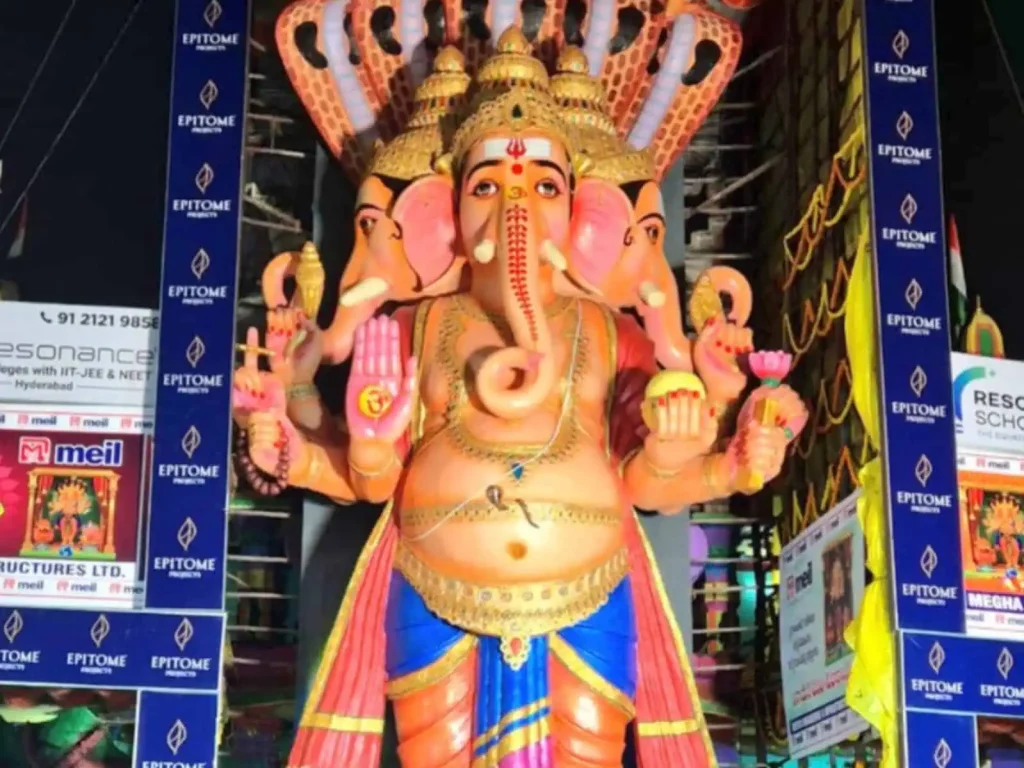 Khairatabad Ganesh : ఖైరతాబాద్ గణపతి.. శాంతి సందేశంతో ఆకట్టుకుంటున్న 71వ ఏట విగ్రహం.. ఈ సారి ప్రత్యేకత ఏంటో తెలుసా ? 2 Prayanikudu