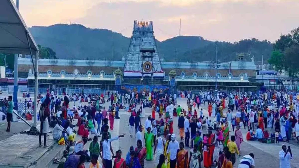 Tirumala : తిరుమలలో ఎన్ని రకాల దర్శనాలు ఉన్నాయో తెలుసా? ఈ టికెట్లు బుక్ చేసుకుంటే త్వరగా దర్శనం అవుతుంది 2 Prayanikudu