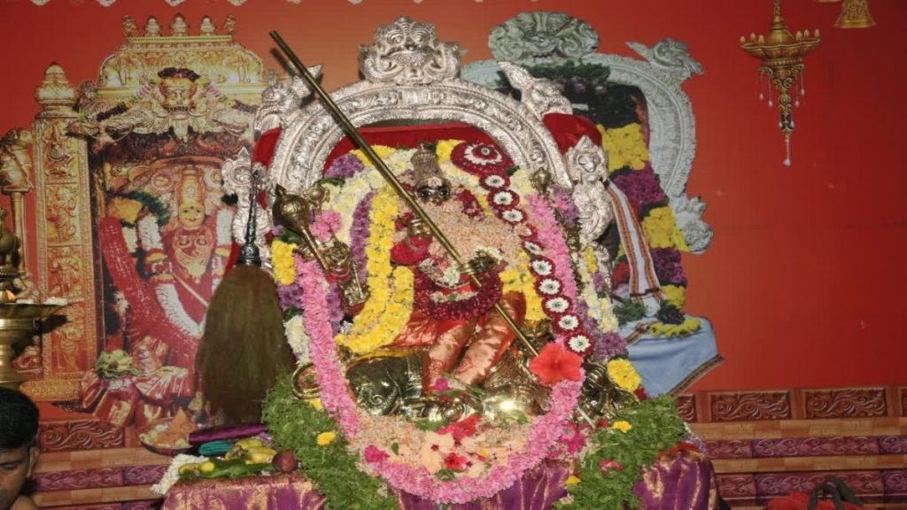Navaratri : నేడు దుర్గాష్టమి.. దుర్గాదేవీగా దర్శనం ఇచ్చిన విజయవాడ కనకదుర్గమ్మ 2 Prayanikudu
