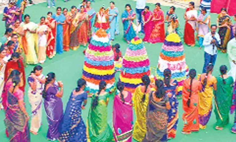 Bathukamma : చేనేత రంగానికి చేయూత.. బతుకమ్మ చీరల ఖరీదెంతో తెలుసా ?