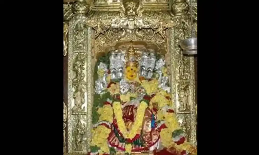 Kanaka Durga Temple : విజయవాడలో దసరా సందడి.. రెండో రోజు గాయత్రీ దేవిగా కనకదుర్గ 2 Prayanikudu