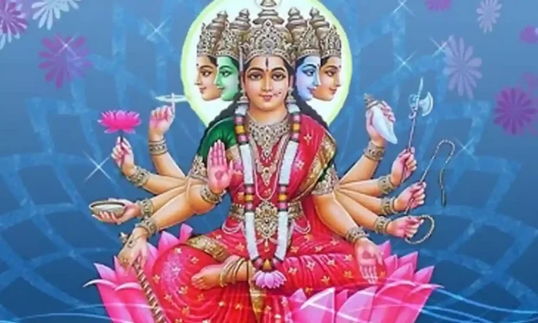 Kanaka Durga Temple : విజయవాడలో దసరా సందడి.. రెండో రోజు గాయత్రీ దేవిగా కనకదుర్గ
