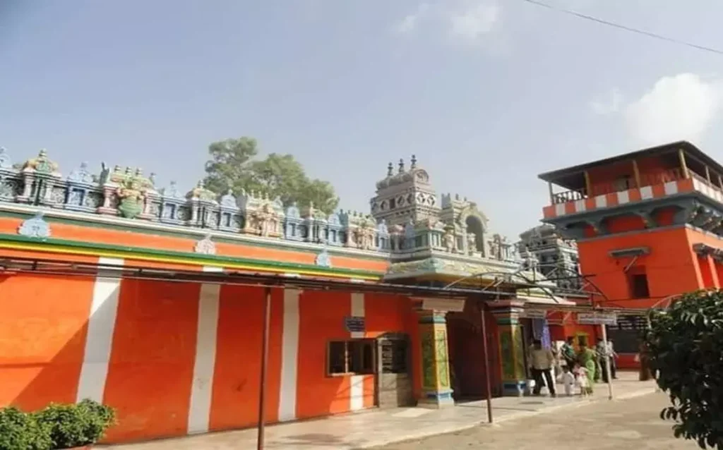 Hanuman Temple : జై శ్రీరామ్ అనుకుంటూ కిందకు దూకిన హనుమాన్.. ఈ గుడిలో స్వామి తలకిందులుగానే దర్శనమిస్తాడు 2 Prayanikudu
