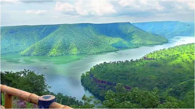 Weekend Trips : దసరా సెలవుల్లో ఎంజాయ్ చేయాలని చూస్తున్నారా.. హైదరాబాద్ చుట్టూ ఉన్న బెస్ట్ ప్లేసులు ఇవే 2 Prayanikudu