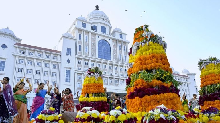 Bathukamma : బతుకమ్మకు ఇంత గ్రాండ్‌గా ప్లాన్ చేశారా? వేడుకలు ఎక్కడ జరుగుతాయో తెలుసా ?