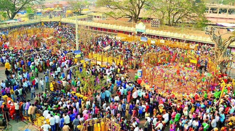 Sammakka-Saralamma Jatara : జనజాతర, కోట్లాది మంది భక్తజన సంద్రం.. కుంభమేళా తర్వాత ఇదే అతిపెద్ద పండుగ 2 Prayanikudu