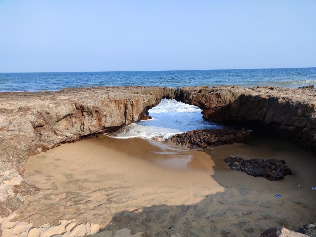 Vizag : వైజాగ్ టూర్ ప్లాన్ లో మార్పు చేయండి.. ఈ నాచురల్ ఆర్చ్ చూడకుండా రావద్దు 2 Prayanikudu
