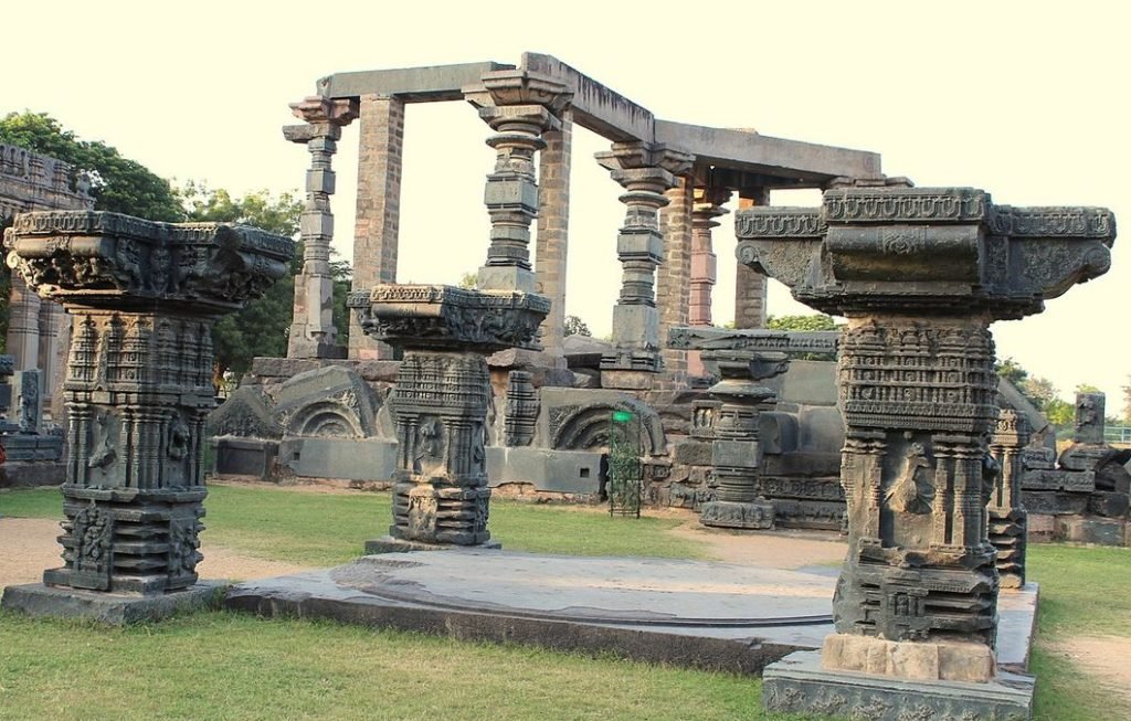 Orugallu Fort : తెలంగాణలోని ఆ ప్లేసుకు వెళితే ఏకంగా 800ఏళ్లు వెనక్కి వెళ్లొచ్చు.. ఇంతకు ఎక్కడంటే ? 2 Prayanikudu