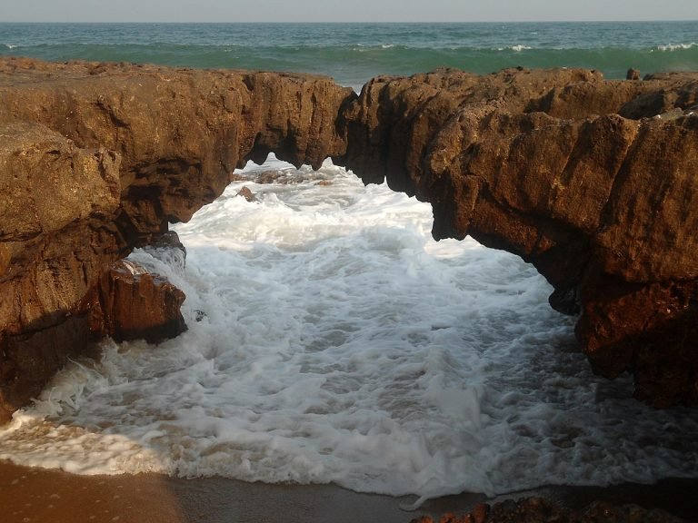 Vizag : వైజాగ్ టూర్ ప్లాన్ లో మార్పు చేయండి.. ఈ నాచురల్ ఆర్చ్ చూడకుండా రావద్దు 2 Vizag : వైజాగ్ టూర్ ప్లాన్ లో మార్పు చేయండి.. ఈ నాచురల్ ఆర్చ్ చూడకుండా రావద్దు