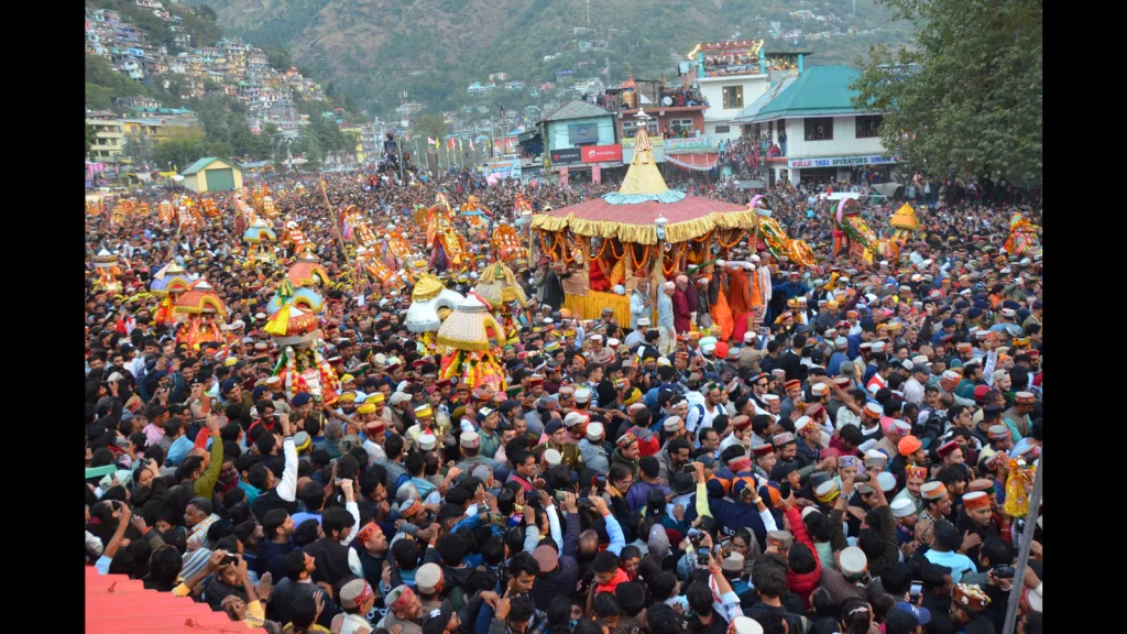 Dussehra-2025: అక్కడ దసరా వేడుకలు ఎందుకంత స్పెషల్.. ప్రపంచవ్యాప్తంగా అక్కడికే భక్తులు ఎందుకు వస్తారు ? 2 Prayanikudu